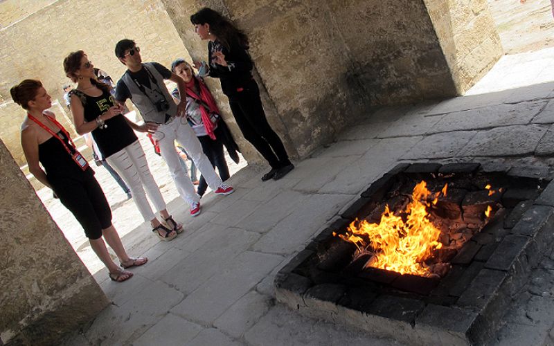 El templo está ubicado en un área rica en gas y petróleo, lo que permitió que durante siglos fuera posible que brotara el fuego del suelo de la zona.