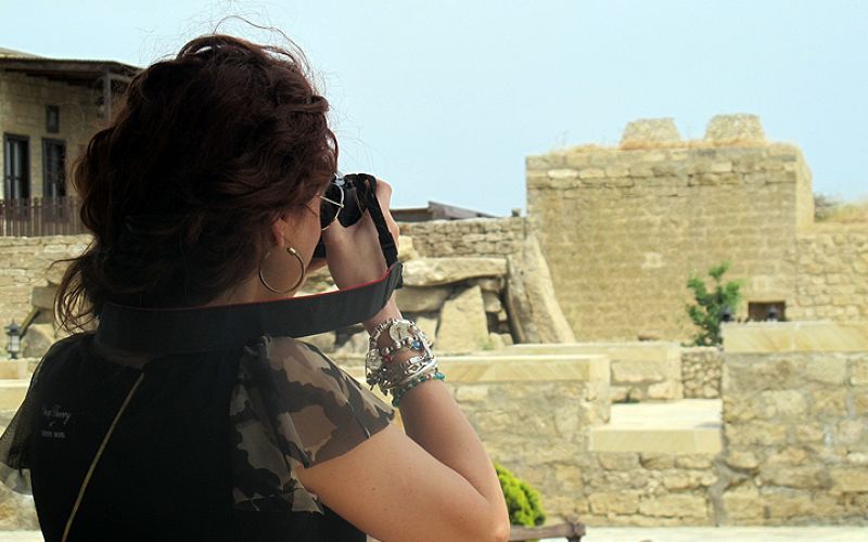 Pastora Soler en la fortaleza de Qalá. ¿A quién está fotografiando? (Respuesta en la siguiente foto)