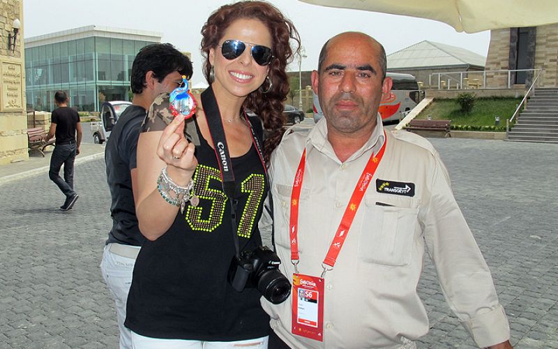 Pastora Soler posa junto a Shakir, el concuctor del autobúa de la delegación española. Shakir es un gran admirador de Pastora Soler y, como señal de gratitud, ha regalado a la cantante un recuerdo del país.