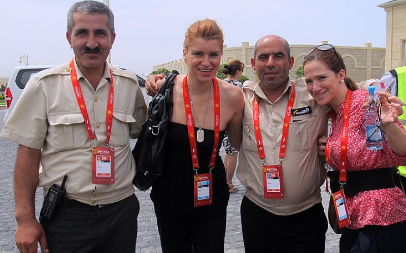 Rebeca y Mey, corista de "Quédate conmigo", junto a Isá y Shakir, que acompañan en todo momento a la delegación española durante su estancia en Bakú.