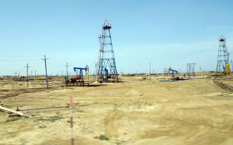  En la imagen, pozos extrayendo petróleo, fuente de riqueza del país.