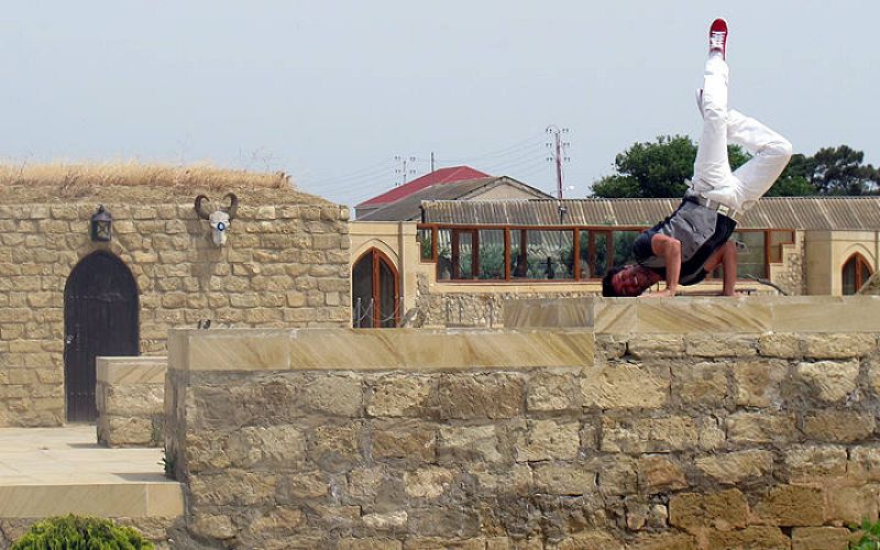  ... ¡A Francis Viñolo haciendo acrobacias sobre uno de los empedrados muros del complejo!