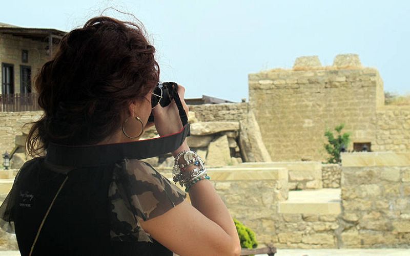  Pastora Soler en la fortaleza de Qalá. ¿A quién está fotografiando? (Respuesta en la siguiente foto)