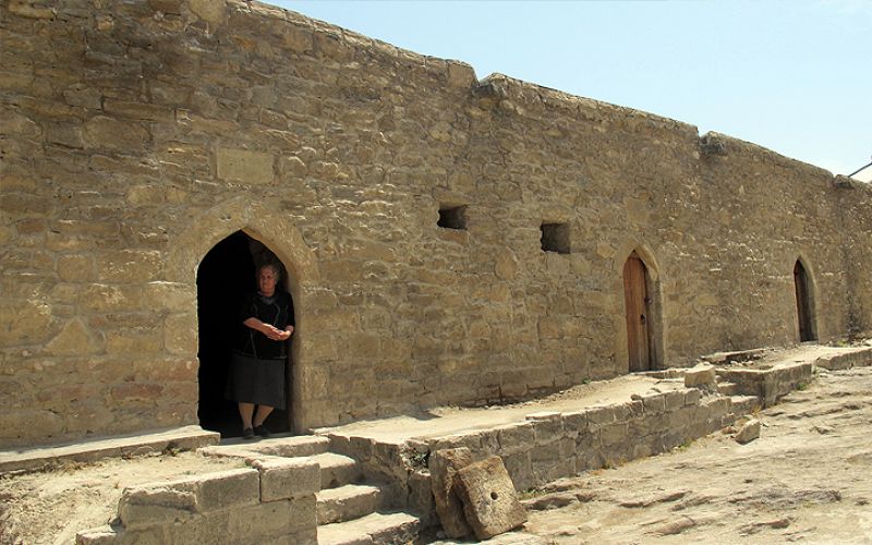 Los vecinos del pueblo no han querido perderse la visita de Pastora Soler a las ruinas del templo.