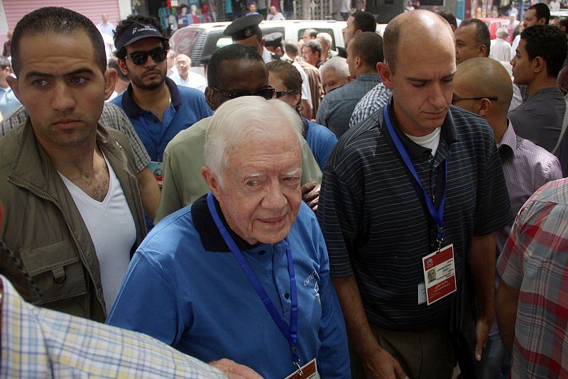 El expresidente estadounidense Jimmy Carter, en Egipto con un grupo de observadores internacionales.