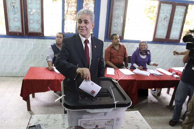 El candidato presidencial egipcio Hamdeen Sabahi deposita su voto.