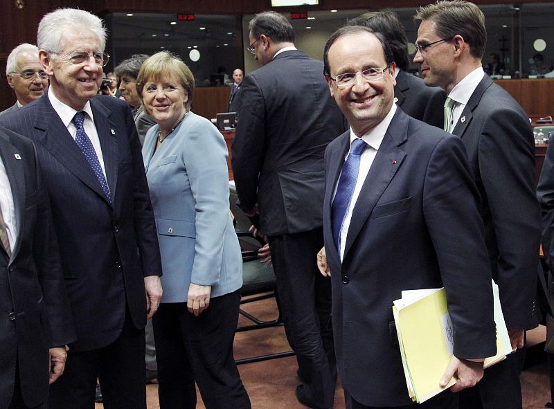 Monti, Merkel y Hollande, sonrientes durante la cumbre