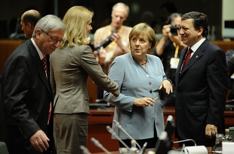 La primera ministra de Dinamarca saluda a Angela Merkel