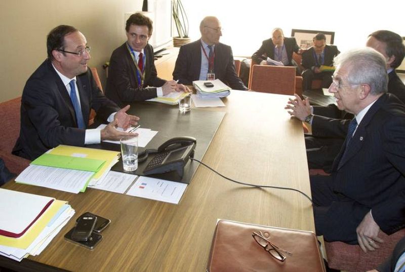 Ambos líderes han mantenido un breve encuentro bilateral en el que han consensuado cómo convencer a Alemania para que relaje la cura de austeridad. 