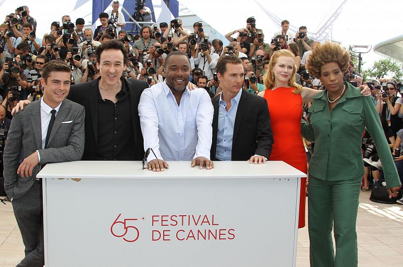 Zac Efron, John Cusack, el director Lee Daniels, Matthew McConaughey,  Nicole Kidman y Macy Gray posan durante el  photocall de "The Paperboy", en Cannes.