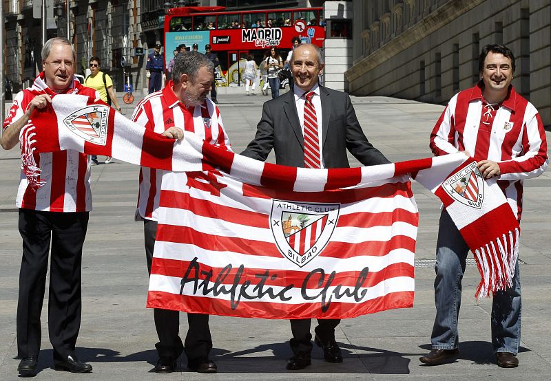 El senador del PNV Joseba Zubia y los diputados Pedro Azpiazu, Josu Erkoreka y Aitor Esteban, en sonriente exhibición de los colores rojiblancos del Athletic Club.