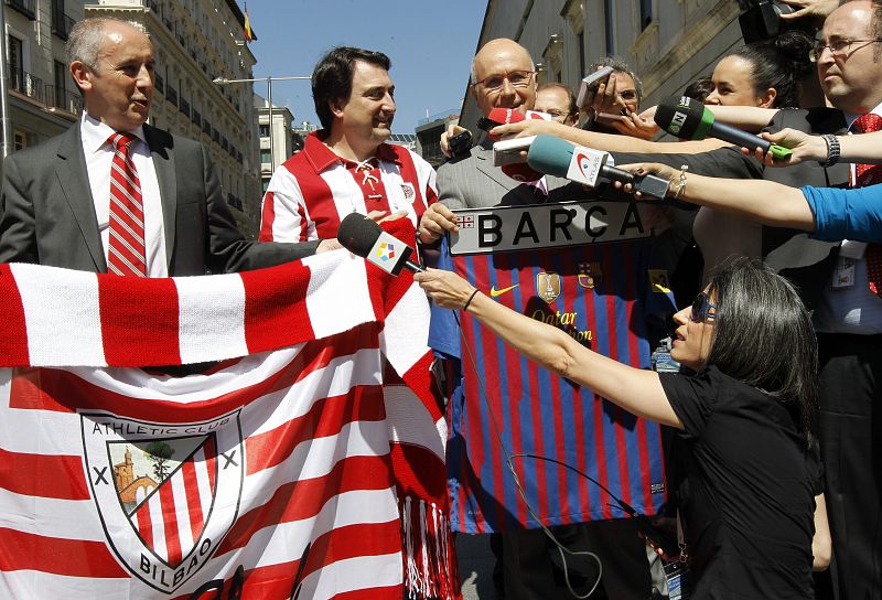 Rápidamente, el portavoz de CiU en el Congreso, Josep Antoni Duran i Lleida, se unió con la camiseta del FC Barcelona, el otro finalista de la Copa del Rey este viernes en el Vicente Calderón (22:00h), en La 1, TVE-HD, RNE y RTVE.es.