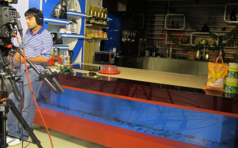 "Aktual qonaq" es un magazine de análisis político, entrevistas a personajes famosos y con sección propia de recetas. En la imagen, la cocina del estudio