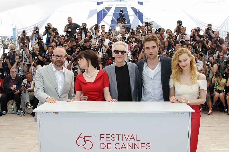 (Desde la Izquierda) Paul Giamatti, Emily Hampshire, el director David Cronenberg, Robert Pattinson y Sarah Gadon durante el photocall de "Cosmopolis", en Cannes.