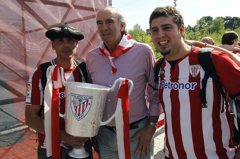 IRIBAR CON AFICIONADOS EN LA INAUGURACIÓN DE LA "ATHLETIC HIRIA"