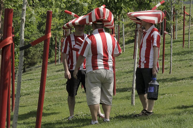 AFICIONADOS DEL ATHLETIC CLUB EN LAS INMEDIACIONES DE LA "ATHLETIC HIRIA"