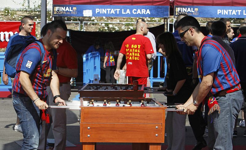 AFICIONADOS DEL BARCELONA ESPERAN EN MADRID LA FINAL DE LA COPA DEL REY
