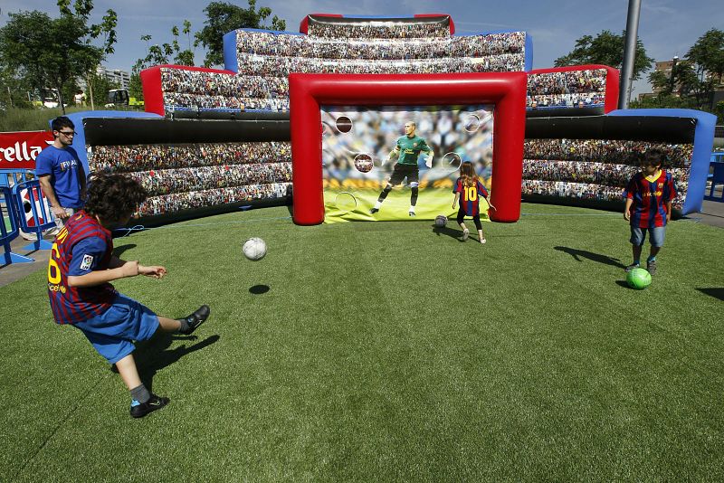 AFICIONADOS DEL BARCELONA ESPERAN EN MADRID LA FINAL DE LA COPA DEL REY