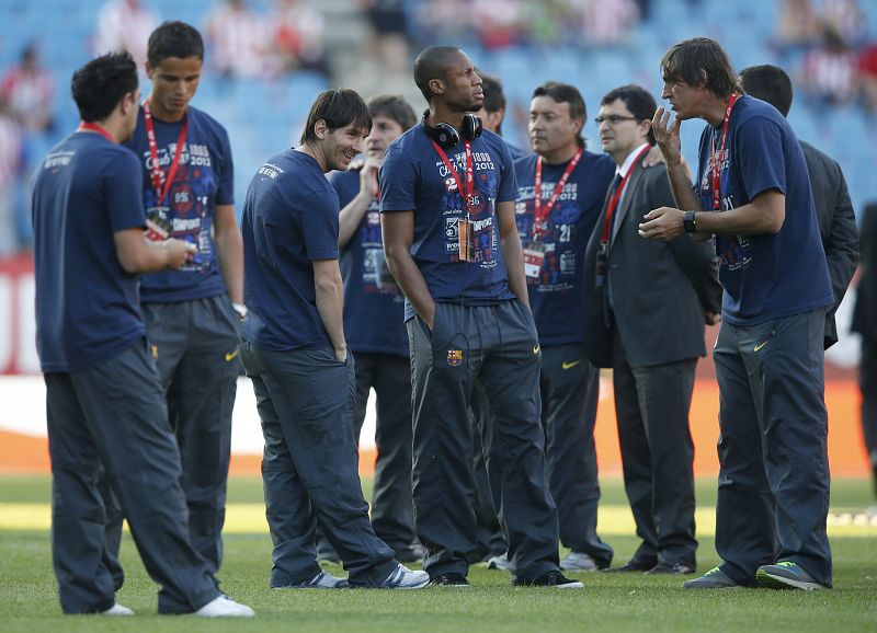 Los jugadores del F.C Barcelona, en el estadio Vicente Calderón de Madrid, antes del inicio de la final de la Copa del Rey de fútbol que enfrenta a su equipo con el Athletic Club.