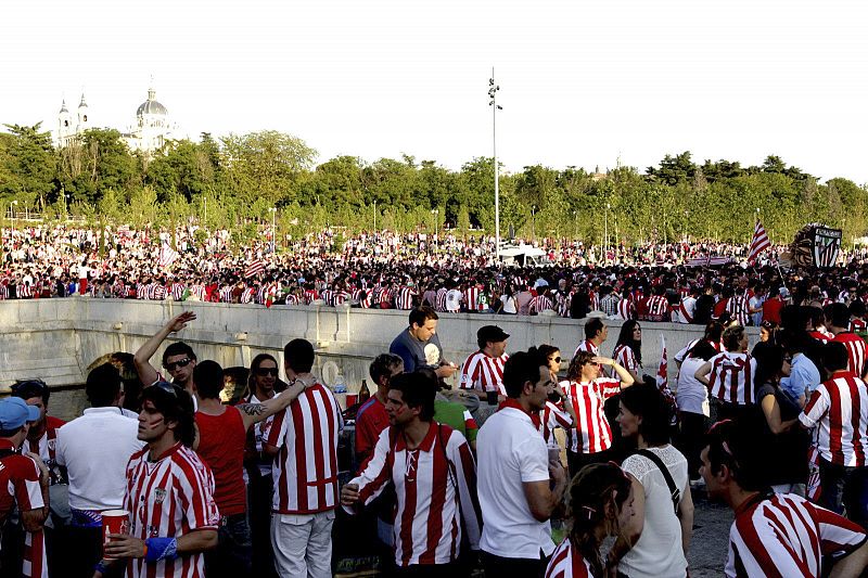 Aficionados del Athletic Club animan a su equipo en el Puente del Rey de Madrid.