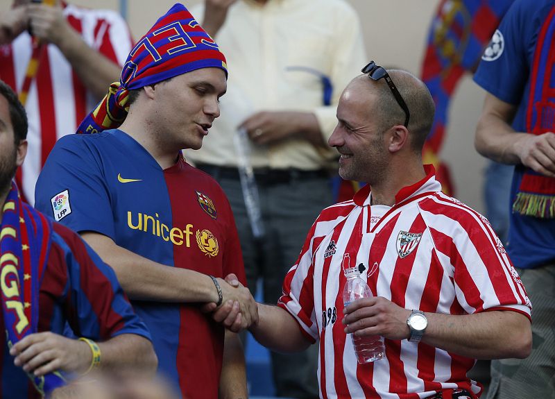 Aficionados del FC Barcelona y del Athletic Club se saludan en el estadio Vicente Calderón de Madrid.