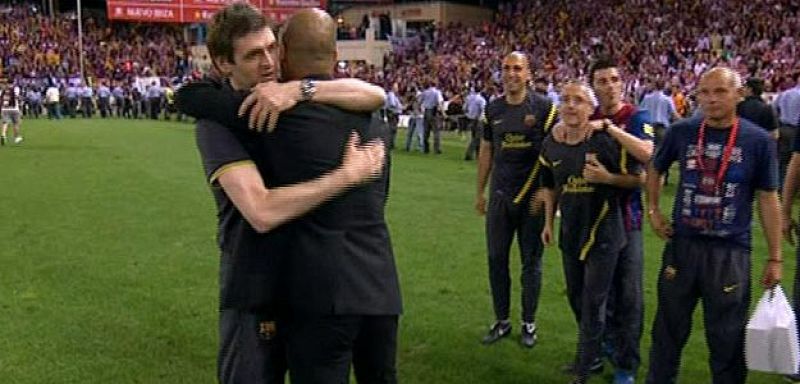 Pep Guardiola se fundió en un abrazo con el que será su sucesor en el Barça, Tito Vilanova.