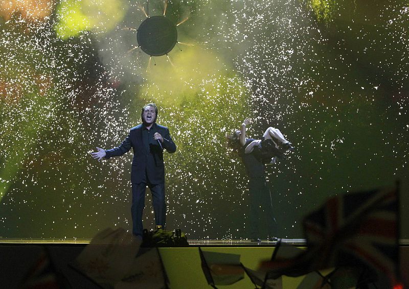 Engelbert Humperdinck, representante de Reino Unido, ha actuado en primera posición.