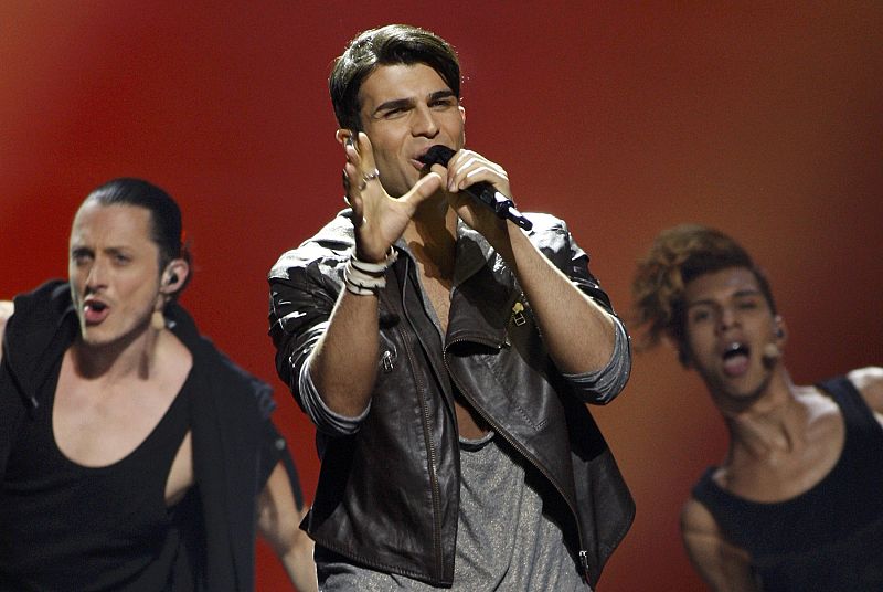 El noruego Tooji  cnata su tema 'Stay'.