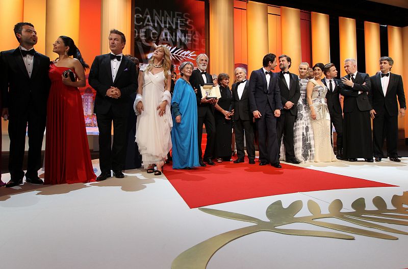 Los premiados posan en el escenario de Cannes