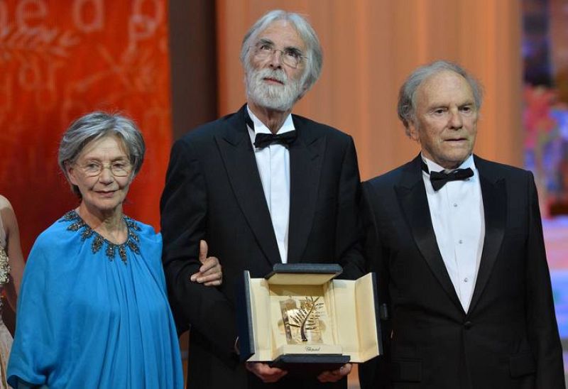 El director y los actores de 'Amour' posan con la Palma de Oro