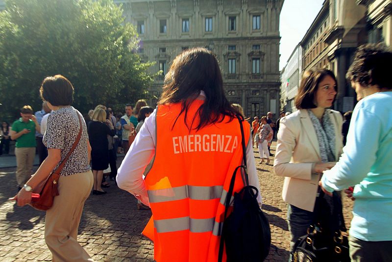 Trabajadores milaneses abandonan los edificios tras el temblor