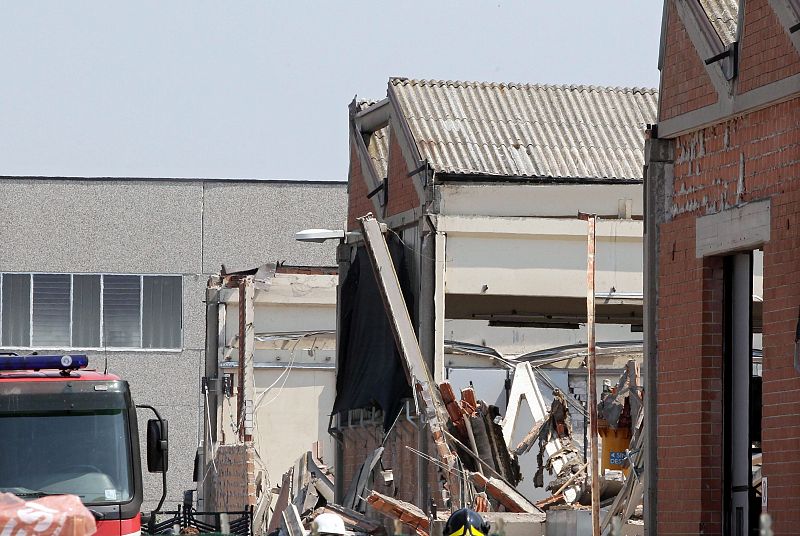 Tres trabajadores han muerto cuando el techo de este almacén de San Felice sul Panaro se ha venido abajo
