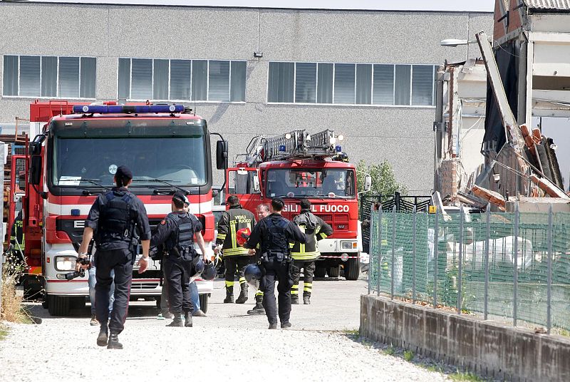 Bomberos de San Felice trabajan para rescatar a los trabajadores en San Felice