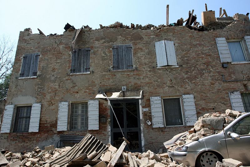 Una casa cuyo techo se ha derrumbado en Cavezzo