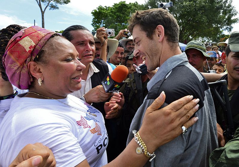 Langlois se encuentra con Piedad Córdoba, miembro de la misión humanitaria.