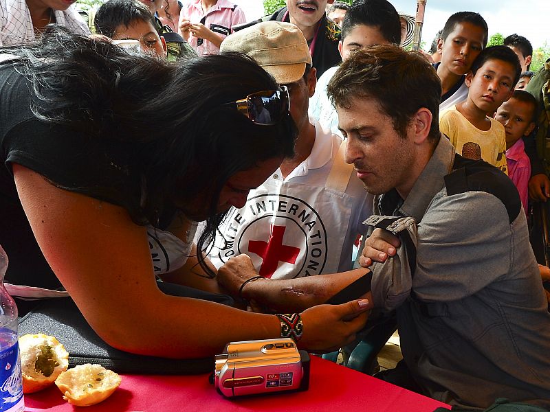 La Cruz Roja somete a un examen médico a Langlois.
