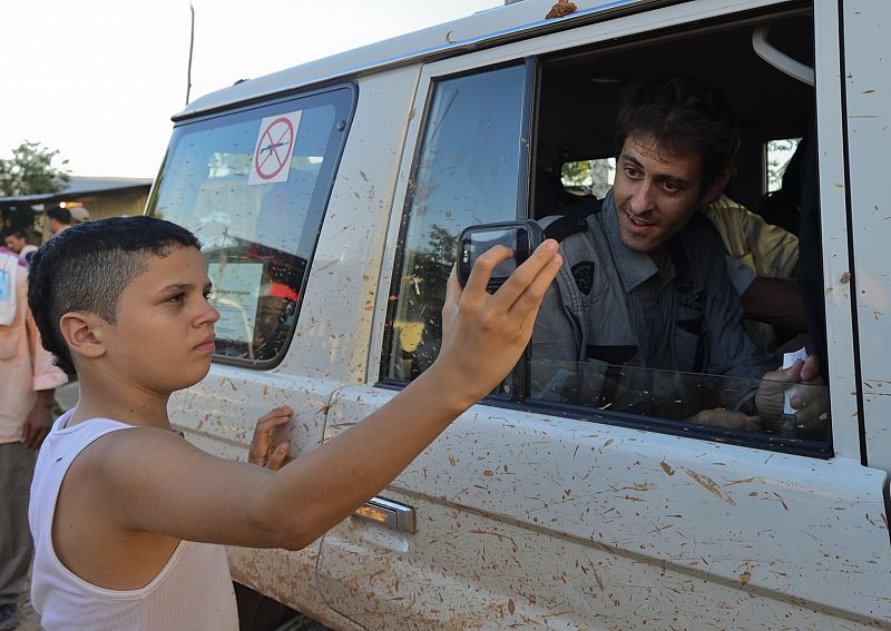 Un niño fotografía al periodista Romeo Langlois, liberado por las FARC.