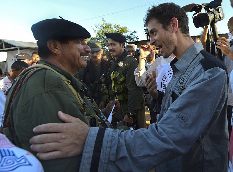 Las FARC liberan al periodista francés Romeo Langlois