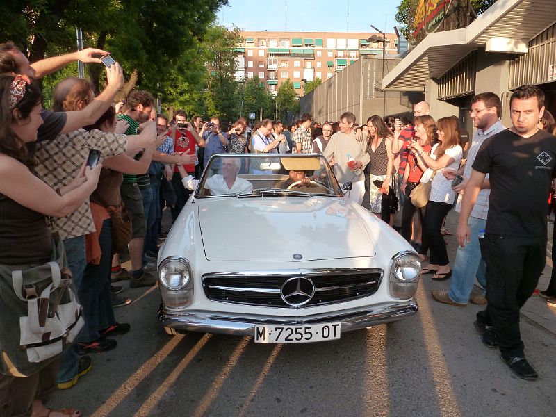 Kiko Veneno llega en un Mercedes blanco al concierto del 20 aniversario del disco "Échate un cantecito"