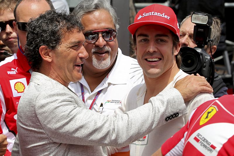 El actor español Antonio Banderas (i) conversa con el piloto Fernando Alonso (d) en el pasado GP de Mónaco.