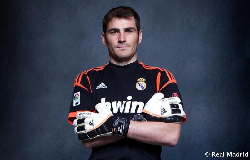 Iker Casillas muestra la primera equipación del portero