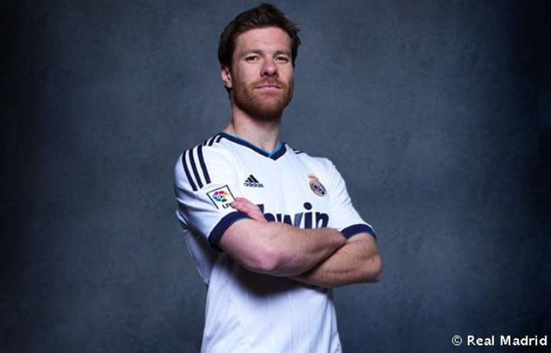 El español Xabi Alonso, con la nueva camiseta del Madrid