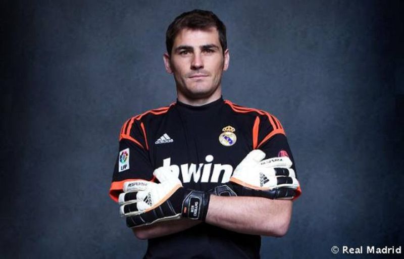 Iker Casillas muestra la primera equipación del portero