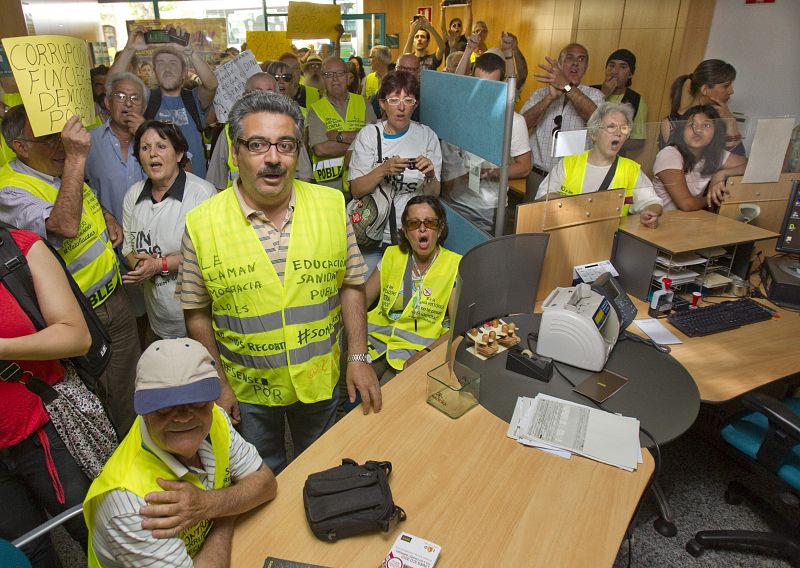 "YAYOFLAUTAS" OCUPAN UNA OFICINA DE BANKIA PARA EXIGIR RESPONSABILIDADES A RATO