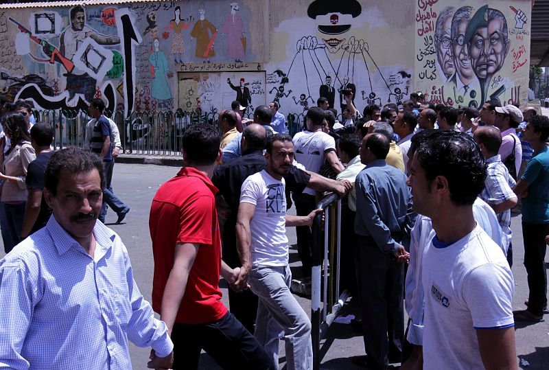 MANIFESTANTES CIERRAN LA PLAZA TAHRIR PARA PROTESTAR CONTRA FALLO DE MUBARAK