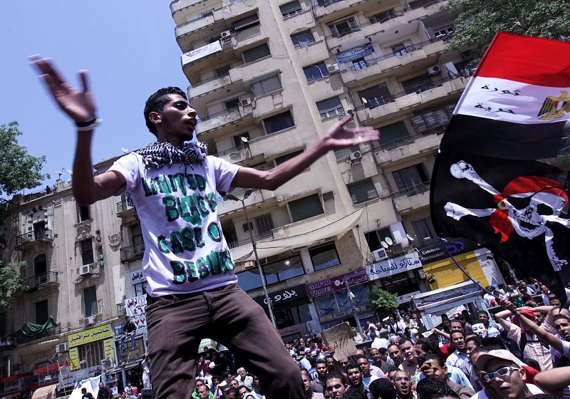 MANIFESTANTES CIERRAN LA PLAZA TAHRIR PARA PROTESTAR CONTRA FALLO DE MUBARAK