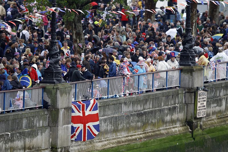 ENTUSIASMO ANTE EL JUBILEO EN EL REINO UNIDO, A PESAR DEL MAL TIEMPO