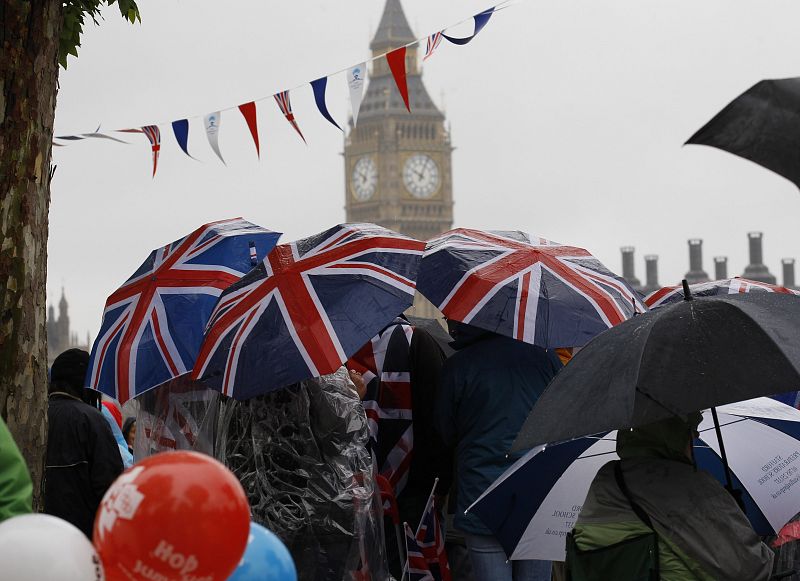 ENTUSIASMO ANTE EL JUBILEO EN EL REINO UNIDO, A PESAR DEL MAL TIEMPO