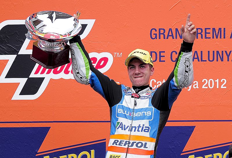 Maverick Vinales levanta el trofeo