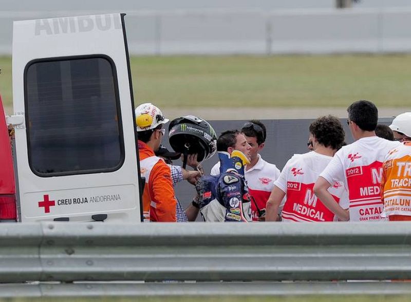 Pol Espargaró recibe atención médica 